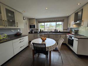 KITCHEN/BREAKFAST ROOM- click for photo gallery
